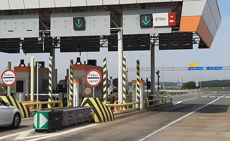Autostrada z przyczepą kempingową? Sprawdź opłaty i e-TOLL