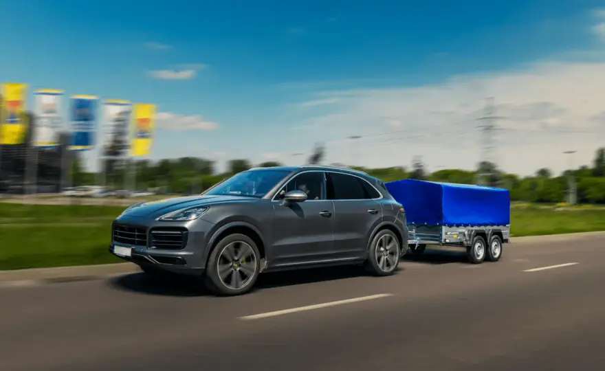 Jazda z przyczepą po autostradzie. Limity, opłaty i zasady