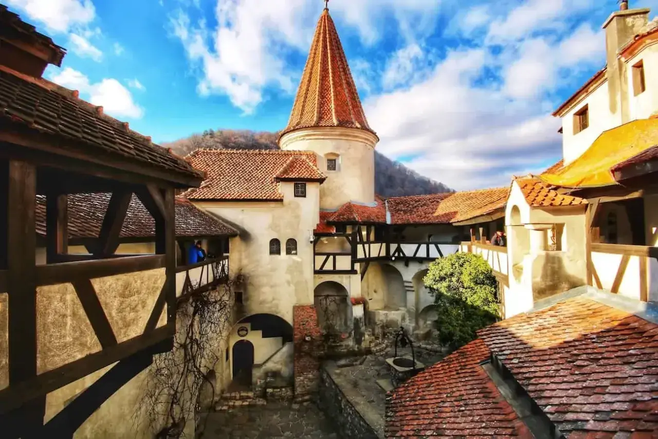 Zamek Bran, znany jako "Zamek Draculi", to jedna z głównych atrakcji w Rumunii. Jego średniowieczna architektura i tajemnicza historia przyciągają turystów.