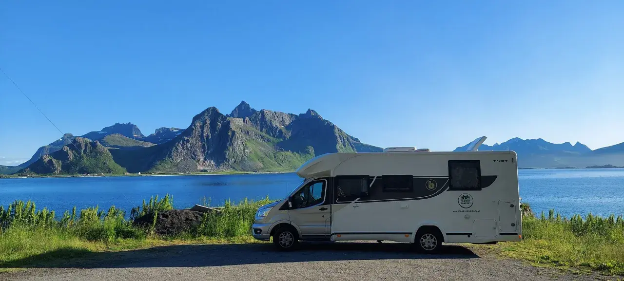 Kamper na tle norweskich fiordów i gór. Czy do Norwegii trzeba mieć paszport? Tak, jeśli nie jesteś obywatelem UE/Schengen.