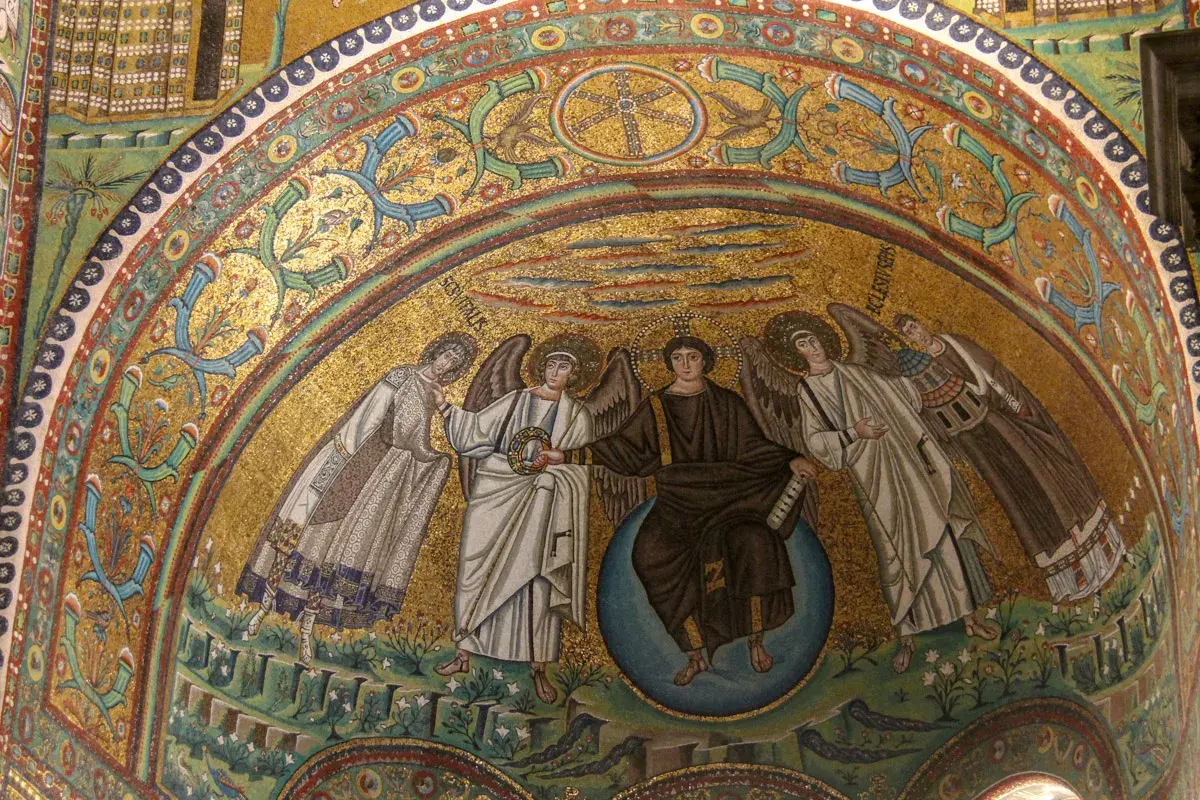 Złote, bizantyjskie mozaiki z Rawenny: Chrystus w centrum, otoczony przez aniołów i świętych, symbolizujący wieczność.
