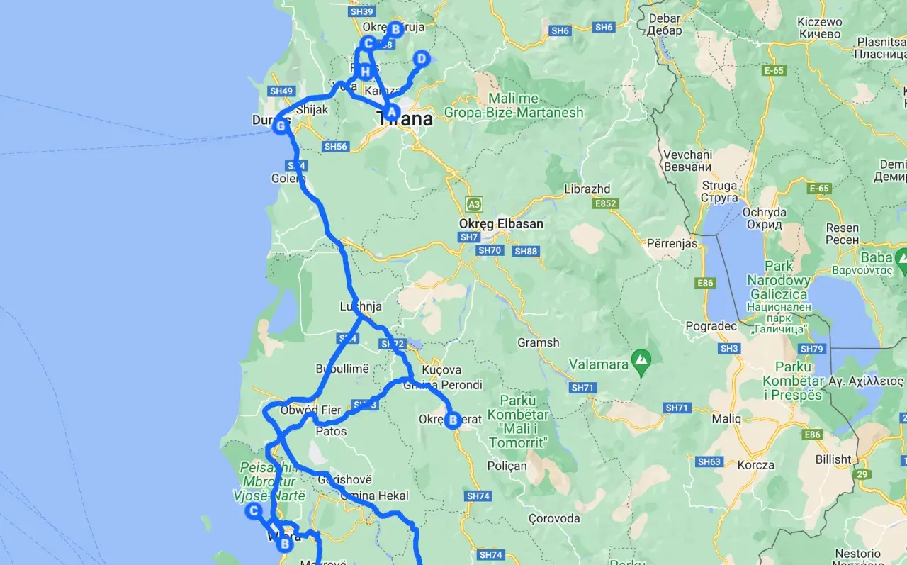 Trasa kamperem po Albanii: Durrës, Tirana, Elbasan, Berat, Pogradec. Widok mapy z zaznaczoną trasą podróży.