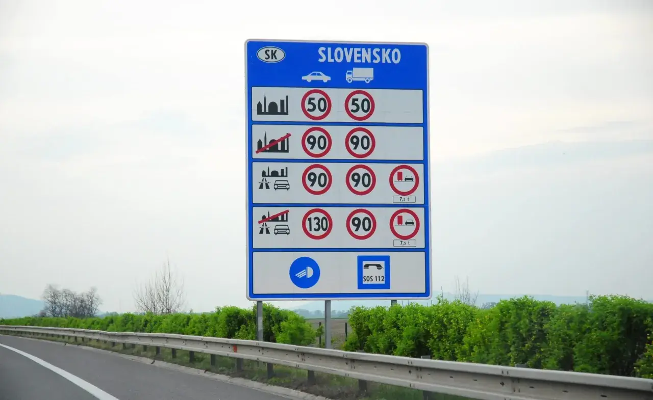 Słowacja znaki drogowe: ograniczenia prędkości dla samochodów i ciężarówek, w tym 50, 90, 130 km/h.