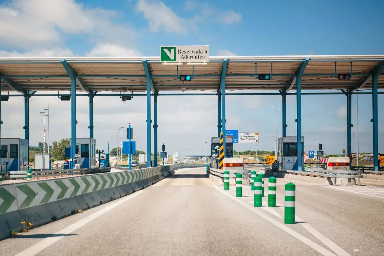Brama poboru opłat na portugalskich autostradach. Zielone światła wskazują wolną drogę.