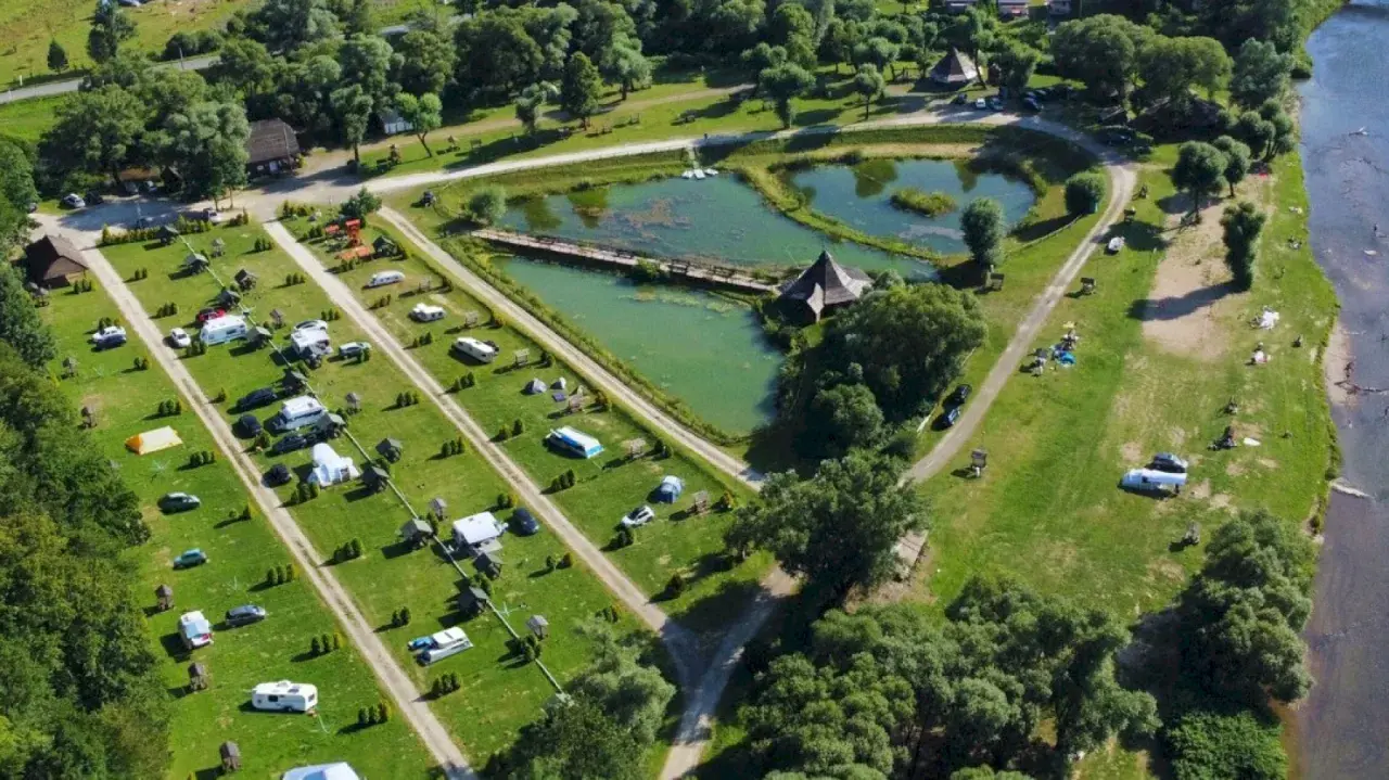 Widok z lotu ptaka na **diabla góra camping** z namiotami, kamperami i jeziorem.