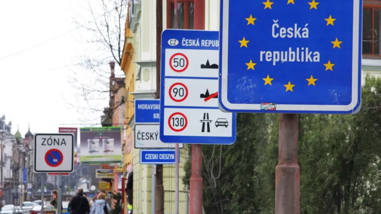 Znaki drogowe Czechy: granica państwa, ograniczenia prędkości (50, 90, 130 km/h) i strefa zakazu zatrzymywania się.