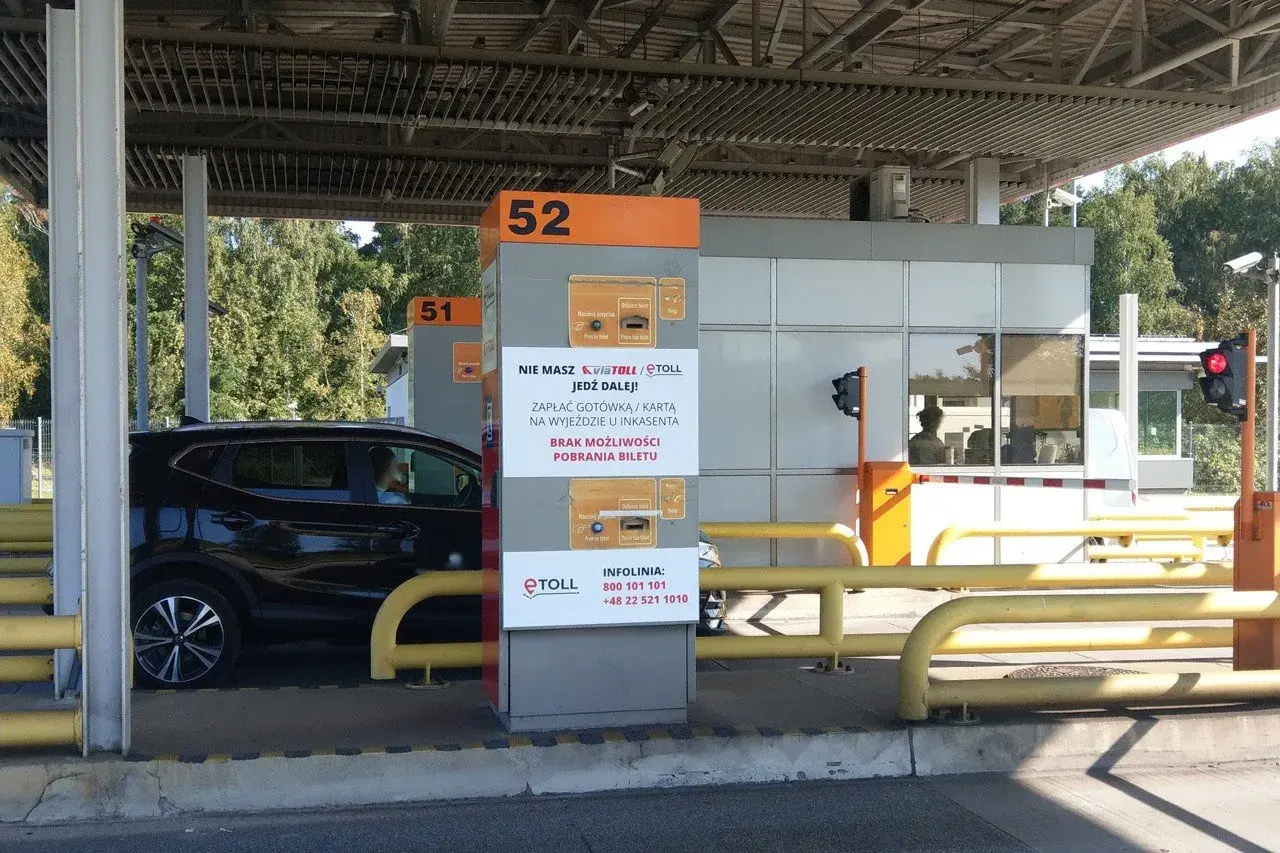Na bramkach ViaTOLL, gdzie płaci się za przejazd, czarny SUV czeka na opłatę. Brak możliwości pobrania biletu.
