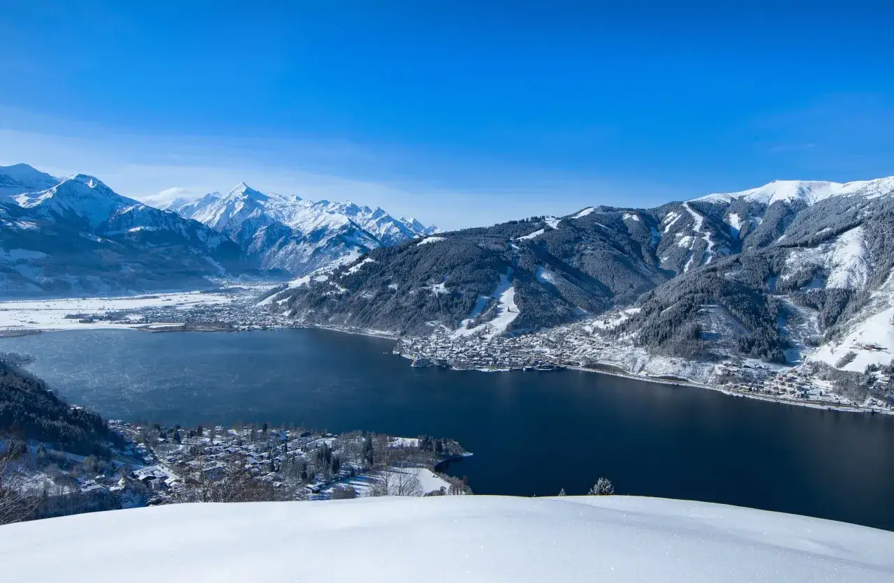 Zell am See atrakcje latem to piękne widoki na ośnieżone g&oacute;ry i jezioro.