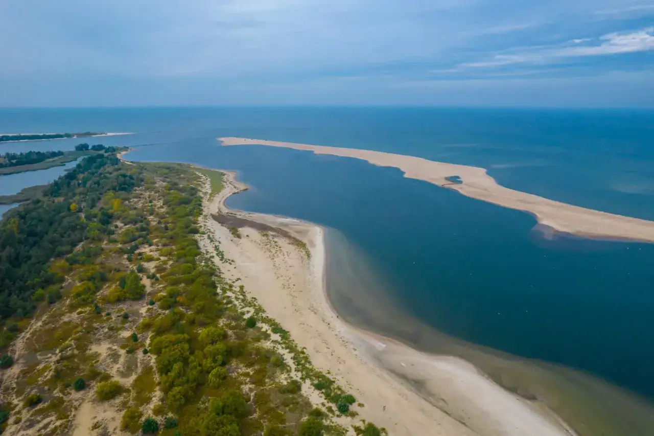 Piękna plaża i morze, idealne miejsce na wypoczynek ze Szczecina nad morze gdzie najbliżej.