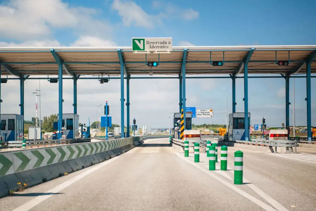 Puste bramki opłat na autostradach Portugalii. Zielone światła sygnalizują wolną drogę.