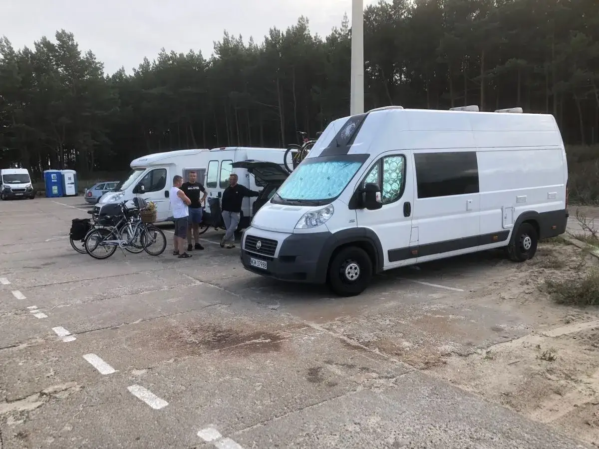 Darmowe parkingi Łeba: kampery i rowery czekają na odkrywanie okolicy.
